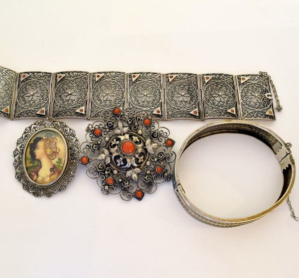 



DUE BRACCIALI, E&nbsp; DUE SPILLE   - Asta GIOIELLI, OROLOGI E ARGENTI - Poggio Bracciolini Casa d'Aste