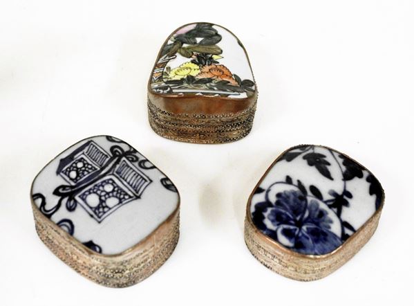 Tre cofanetti a cuscino, Cina, sec. XX  - Asta COLLECTIBLES, Mobili, Arredi e Dipinti dal secolo XVI al XX - Poggio Bracciolini Casa d'Aste