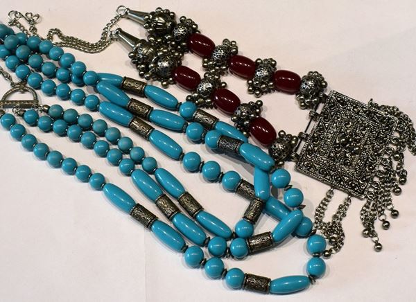 DUE COLLANE E DODICI BRACCIALI
