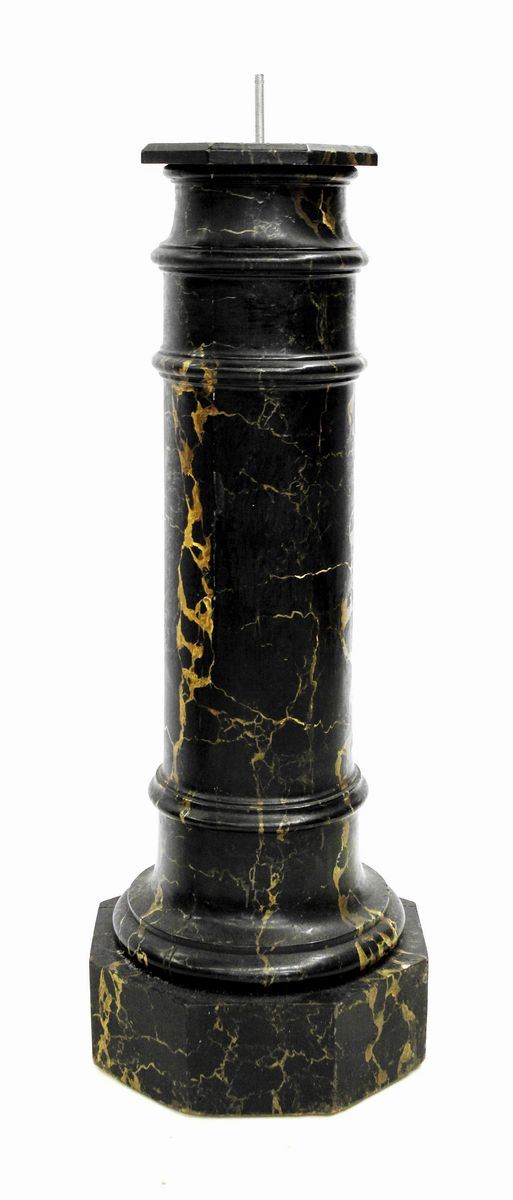 Colonna, sec. XX in legno laccato a mimesi del marmo Portoro