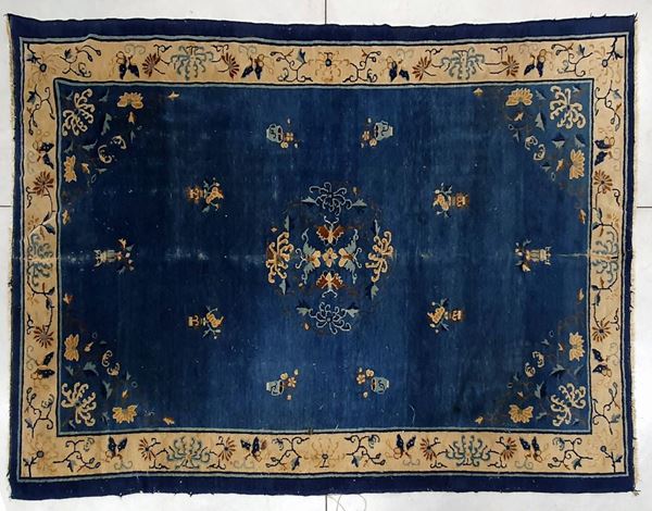 Tappeto cinese, sec. XX  - Asta COLLECTIBLES, Mobili, Arredi e Dipinti dal secolo XVI al XX - Poggio Bracciolini Casa d'Aste