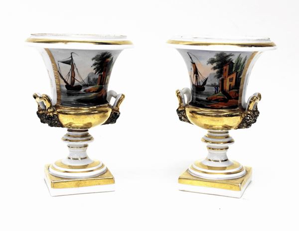 Coppia di piccoli vasi a cratere, sec. XIX  - Asta COLLECTIBLES, Mobili, Arredi e Dipinti dal secolo XVI al XX - Poggio Bracciolini Casa d'Aste