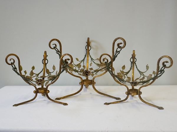 Tre sostegni tripodi, sec. XX  - Asta ANTIQUARIATO: ARREDI MOBILI E OGGETTI D'ARTE - Poggio Bracciolini Casa d'Aste