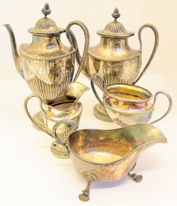 



SERVITO DA TE' E CAFFE' , E SALSIERA SEC. XX  - Asta GIOIELLI, ARGENTI E MONETE - Poggio Bracciolini Casa d'Aste