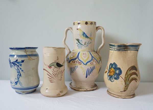 Vaso biansato, due versatoi e un albarello, sec. XX
