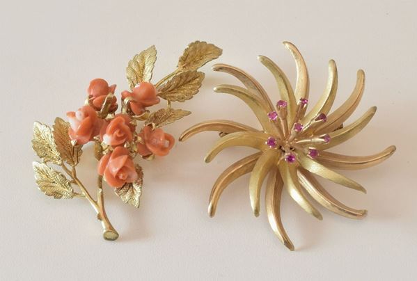 DUE SPILLE IN ORO 18KT, CORALLO E RUBINI
