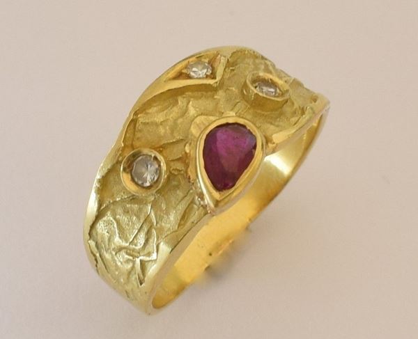 



ANELLO IN ORO GIALLO 18KT, DIAMANTI E RUBINO