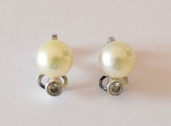 



PAIO DI ORECCHINI IN ORO BIANCO 18KT DIAMANTI E PERLA