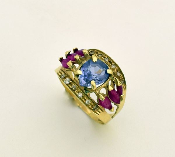 



ANELLO IN ORO GIALLO 18KT CON PIETRA&nbsp; AZZURRA E RUBINI