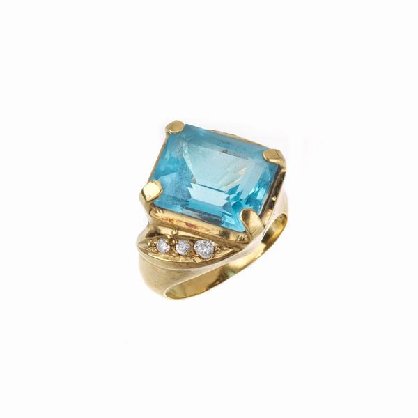 



ANELLO IN ORO GIALLO 18KT , E TOPAZIO