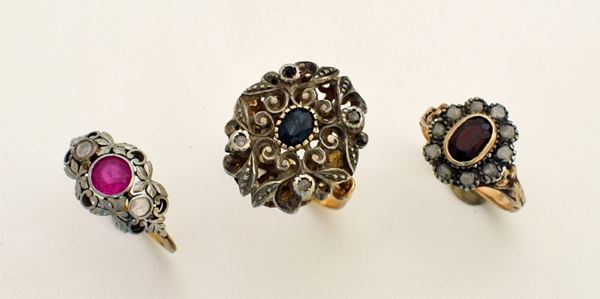 



TRE&nbsp; ANELLI IN ORO GIALLO 18KT, A BASSO TITOLO, ARGENTO, DIAMANTI E PIETRE 