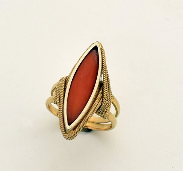 



ANELLO A LOSANGA IN ORO GIALLO 18KT E CORALLO