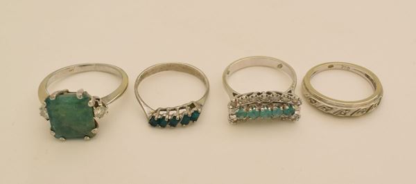 



QUATTRO ANELLI IN ORO BIANCO, ARGENTO, SMERALDI E PIETRE&nbsp; SINTETICHE