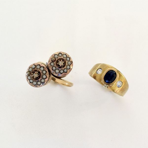 DUE ANELLI IN ORO GIALLO 18KT, ZAFFIRO E MICROPERLE