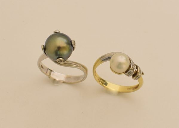 



DUE&nbsp; ANELLI IN ORO 18KT CON PERLA GRIGIA E PERLA BIANCA