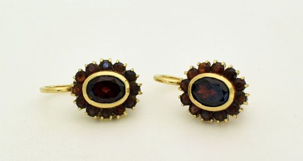 



PAIO DI ORECCHINI IN ORO GIALLO 18KT E GRANATI