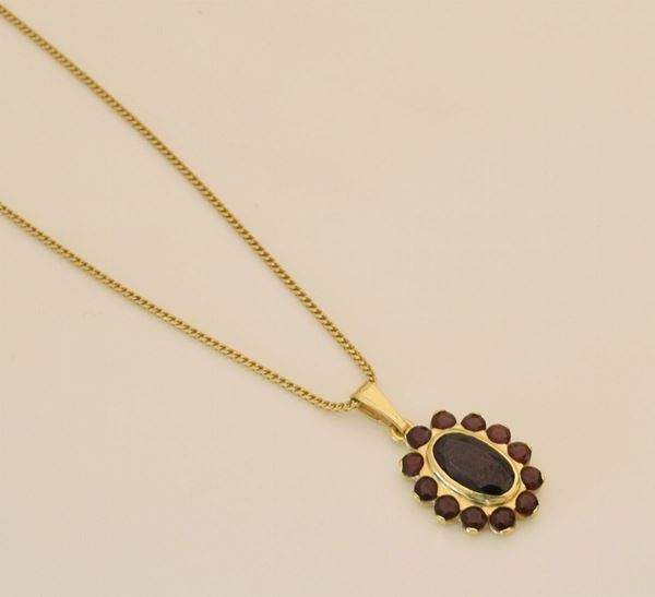



COLLANA GIROCOLLO IN ORO GIALLO 18KT E PENDENTE CON GRANATI