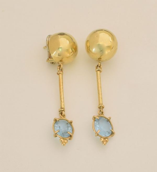 



PAIO DI ORECCHINI PENDENTI IN ORO GIALLO 18KT E PIETRE AZZURRE