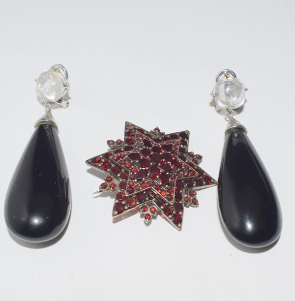 SPILLA IN ARGENTO E GRANATI  - Asta GIOIELLI, OROLOGI E ARGENTI - Poggio Bracciolini Casa d'Aste