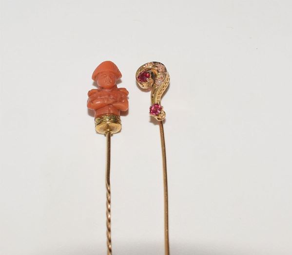 DUE  SPILLI IN ORO 18KT E A BASSO  TITOLO CON CORALLO, PIETRE E MICROPERLE
