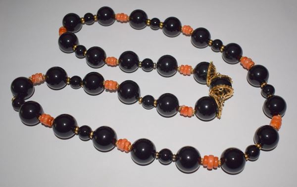 



LUNGA COLLANA IN ORO GIALLO 18KT , CORALLO E ONICE