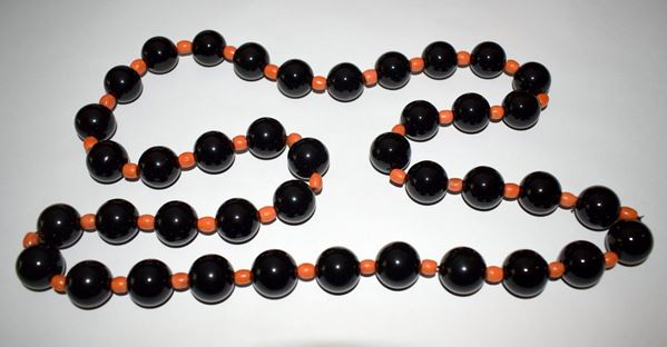 



LUNGA COLLANA IN ONICE E CORALLO