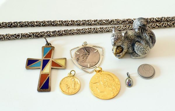 



COLLANA IN ARGENTO, CROCE CON SMALTI, MEDAGLIA ONORIFICA 