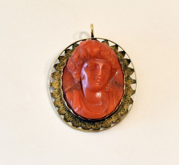 



PENDENTE CON FIGURA IN CORALLO