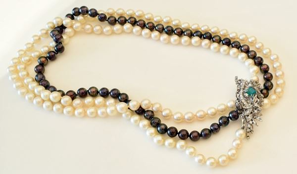 



COLLANA DI PERLE CON SMERALDO E DIAMANTI