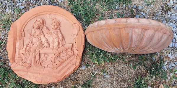 Altorilievo e vasca, sec. XX   - Asta MOBILI E ARREDI - Poggio Bracciolini Casa d'Aste