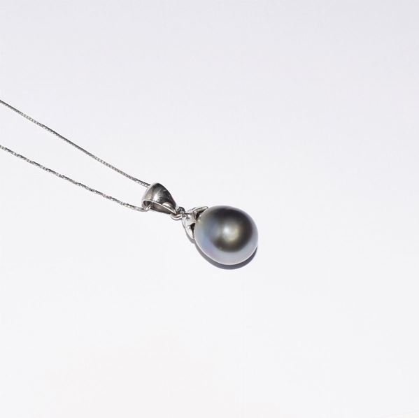



PENDENTE IN ORO BIANCO 18KT , DIAMANTI E PERLA
