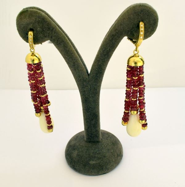 



PAIO DI ORECCHINI PENDENTI UN ORO GIALLO 18KT, DIAMANTI ,RUBINI E CORALLO