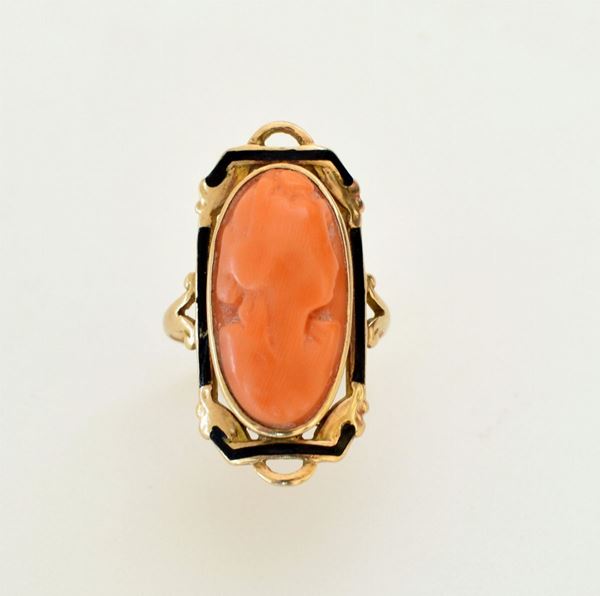 



ANELLO IN ORO A BASSO TITOLO , CORALLO E SMALTI