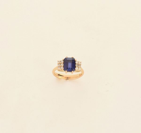 



ANELLO IN ORO GIALLO 18KT , DIAMANTI E PIETRA DI SINTESI