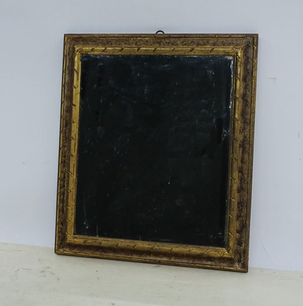



Specchiera, in stile 700, entro cornice in legno laccato e intagliato, cm 73x61, luce cm 58,5x49