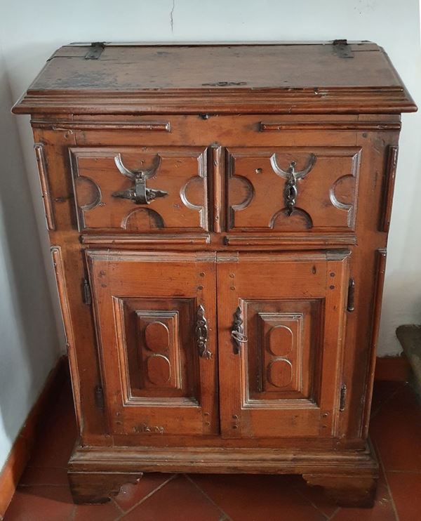 



Credenzino, secolo XVIII   - Asta MOBILI, ARREDI E OGGETTI D'ARTE - Poggio Bracciolini Casa d'Aste