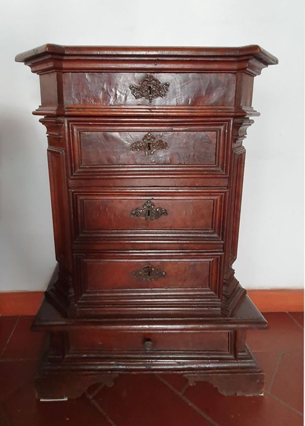 



Credenzino, secolo XVIII   - Asta MOBILI, ARREDI E OGGETTI D'ARTE - Poggio Bracciolini Casa d'Aste