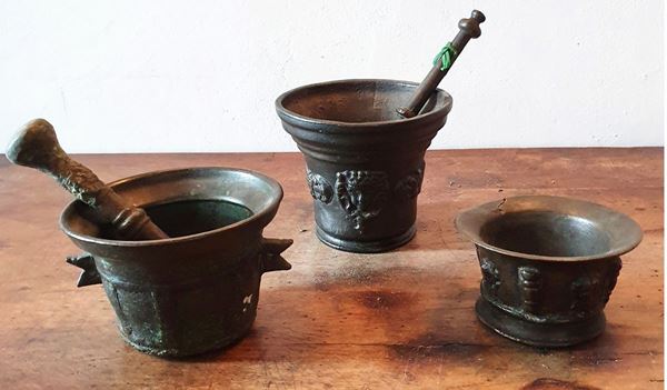 



Tre mortai, secolo XVI/XVII  - Asta MOBILI, ARREDI E OGGETTI D'ARTE - Poggio Bracciolini Casa d'Aste