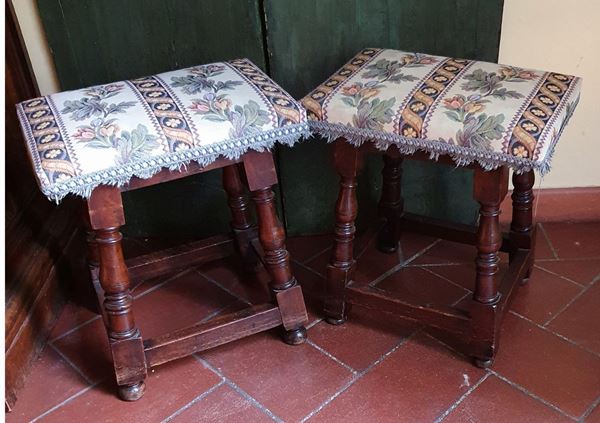 Coppia di panchetti, Toscana, secolo XVII  - Asta MOBILI, ARREDI E OGGETTI D'ARTE - Poggio Bracciolini Casa d'Aste