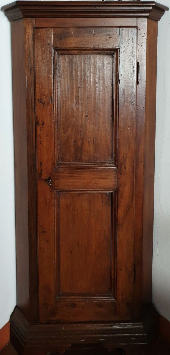 Angoliera in stile 600 in noce  - Asta MOBILI, ARREDI E OGGETTI D'ARTE - Poggio Bracciolini Casa d'Aste