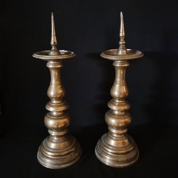 Coppia di candelieri, TOscana, sec. XVII  - Asta MOBILI, ARREDI E OGGETTI D'ARTE - Poggio Bracciolini Casa d'Aste