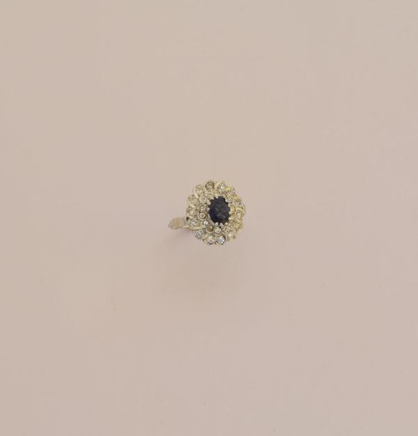 



ANELLO MARGHERITA IN ORO BIANCO 18KT ZAFFIRO E DIAMANTI