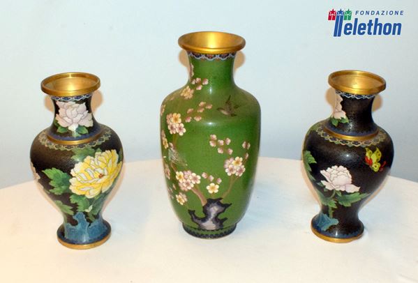 Coppia di vasi e vaso cloisonnè