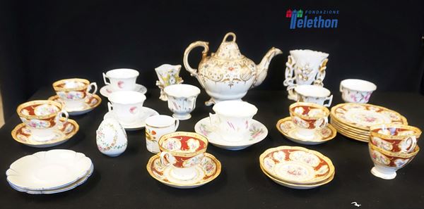 



Teiera, un uovo, due vasetti una tazza,sei piattini con tazzine e sei piattini da dessert, 