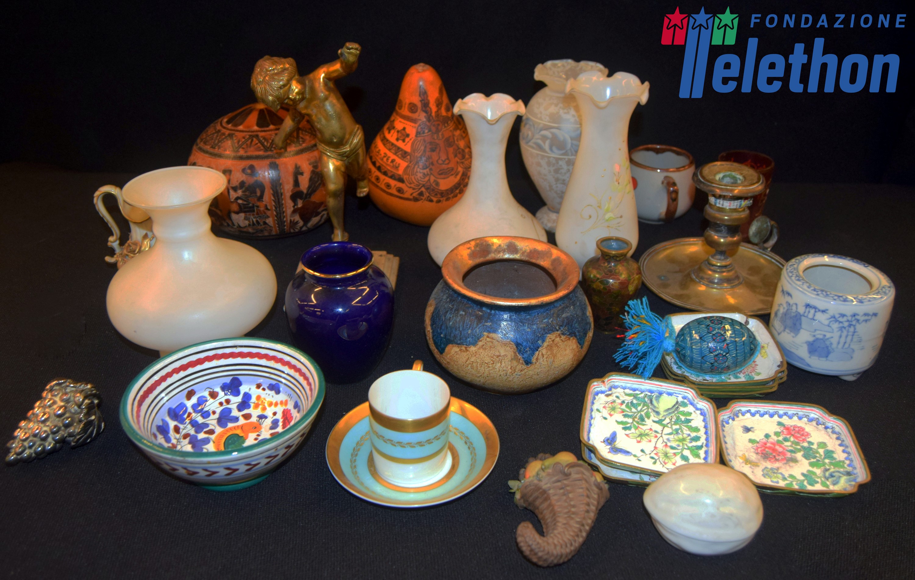 Teiera, un Uovo, Due Vasetti una Tazza,sei Piattini con Tazzine e Sei Piattini da Dessert,
