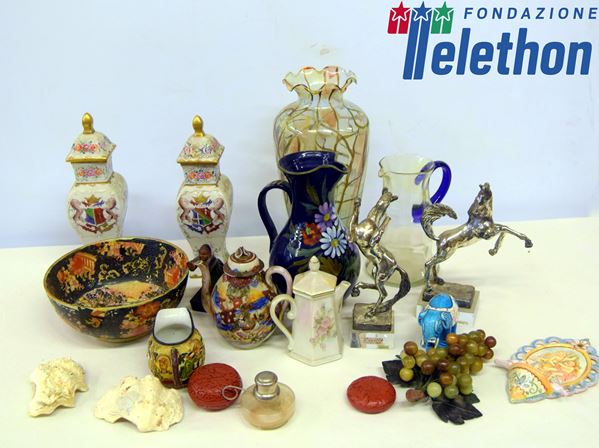 



Coppia di vasi, sec. XX  - Asta Arredi, mobili e oggetti d'arte - Poggio Bracciolini Casa d'Aste