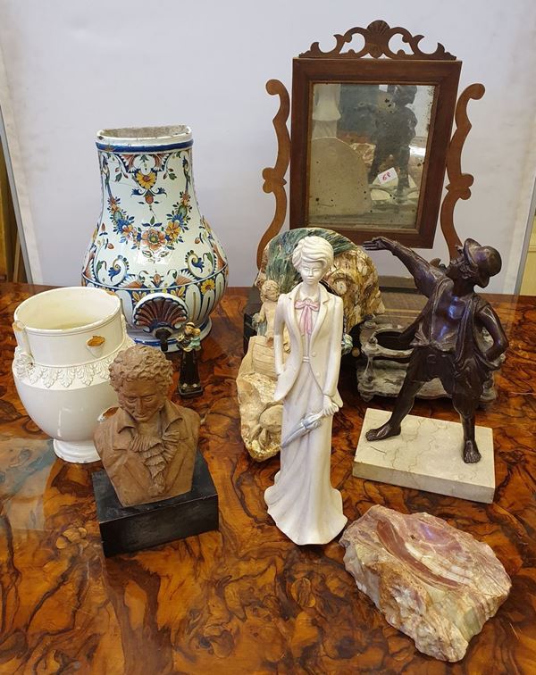 Dieci fra soprammobili, specchio, mensola, vaso, fusto di oliera, ecc. sec. XIX e XX 