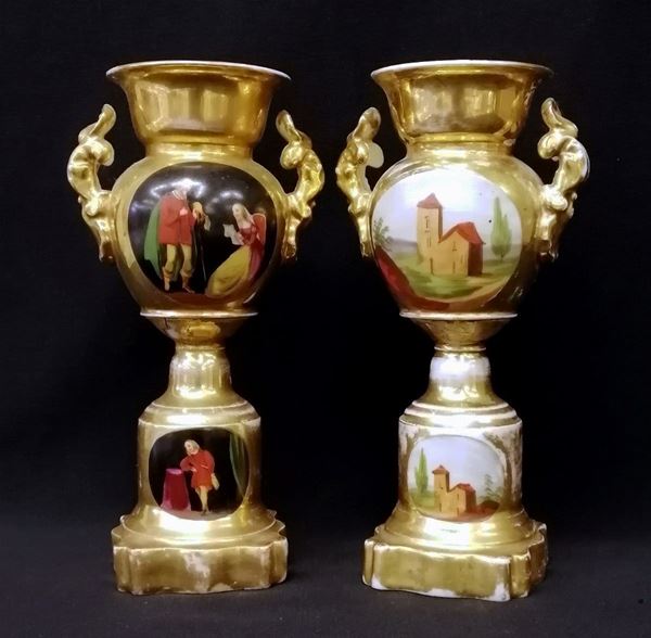 ( - )Coppia di vasi, sec. XIX in ceramica con decoro a paesaggi e figure, cm 23, rotture e restauri