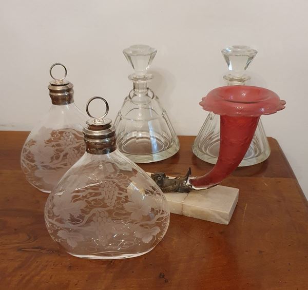 Quattro bottiglie da liquore, sec. XX   - Asta MOBILI, ARREDI E OGGETTI D'ARTE - Poggio Bracciolini Casa d'Aste