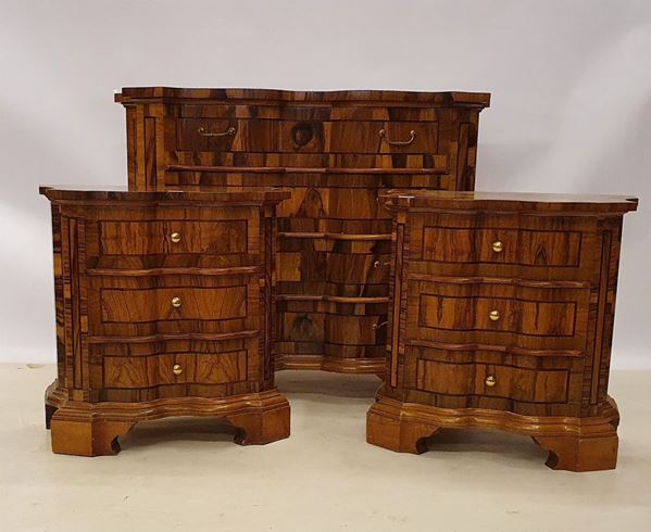 Cassettone e coppia di comodini, in stile '700 